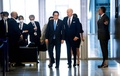 ベルギーの首都ブリュッセルにある北大西洋条約機構（NATO）本部で、岸田文雄首相（中央左）と話すジョー・バイデン米大統領（中央右、2022年3月24日撮影）。(c)Doug Mills / POOL / AFP