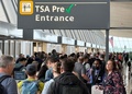 レイバーデー連休を前に、混み合う米バージニア州のダﾚス国際空港（2024年8月30日撮影）。(c)Daniel SLIM / AFP