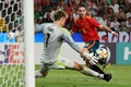 サッカーU-21欧州選手権決勝、スペイン対ドイツ。セービングするドイツのアレクサンダー・ニューベル（左、2019年6月30日撮影）。(c)Miguel MEDINA / AFP