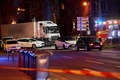 ドイツ・ヘッセン州リンブルクで、信号待ちの車列に盗まれたトラックが突っ込んだ現場（2019年10月7日撮影）。(c)Sascha Ditscher / dpa / AFP
