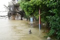 ２日、江西省湖口県の鄱陽湖と長江の合流地点にある水文観測所と浸水した観測用の歩道。(c)Xinhua News