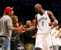 13-14NBAプレーオフ1回戦（7回戦制）、ブルックリン・ネッツ（Brooklyn Nets）対トロント・ラプターズ（Toronto Raptors）第6戦。ジェイ・Z（Jay Z）に祝福されるブルックリン・ネッツのケビン・ガーネット（Kevin Garnett、2014年5月2日撮影）。(c)AFP/Getty Images/Elsa