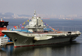 中国初めての空母「遼寧（Liaoning）」が25日、正式に就役した。中国国防省が発表した。

中国初の空母は、ウクライナから購入した旧ソ連の空母「ワリャーグ（Varyag）」を遼寧（Liaoning）省大連（Dalian）で改修したもので、その省名から名称がつけられた。

写真は大連で人民解放軍（People&apos;s Liberation Army、PLA）に引渡された中国初の空母（2012年9月24日撮影）。(c)AFP