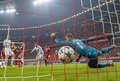 サッカー欧州チャンピオンズリーグ2013-14（UEFA Champions League 2013-14）準決勝第2戦、バイエルン・ミュンヘン（Bayern Munich）対レアル・マドリード（Real Madrid）。前半20分にレアル・マドリードの追加点を許すバイエルン・ミュンヘンのGKマヌエル・ノイアー（Manuel Neuer、2014年4月29日撮影）。(c)AFP/ODD ANDERSEN