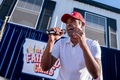 米アイオワ州デモインで、ラップを披露する2024年米大統領選で共和党候補指名を争う実業家のビベック・ラマスワミ氏（2023年8月12日撮影）。(c)Stefani Reynolds / AFP