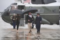 ハリケーンに見舞われた米テキサス州を訪問するため、大統領専用機「エアフォースワン」に向かうドナルド・トランプ大統領（左から3人目）と妻メラニア夫人（左から2人目、2017年8月29日撮影）。(c)AFP/JIM WATSON