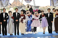 千葉県浦安市の東京ディズニーシー（Tokyo Disneysea）でミッキーマウス（Mickey Mouse）に銀婚式の祝福を受ける夫婦(2008年10月24日撮影)。(c)AFP/Yoshikazu TSUNO