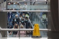 英ロンドンのセントパンクラス駅で、エスカレーターに乗る乗客ら（2020年8月14日撮影）。(c)Tolga AKMEN / AFP