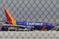 米フィラデルフィア国際空港に緊急着陸したサウスウエスト機（2018年4月17日撮影）。(c)AFP PHOTO / DOMINICK REUTER