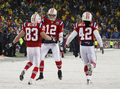 09NFL第6週、ニューイングランド・ペイトリオッツ対テネシー・タイタンズ。第2Qにタッチダウンパスを通し、ウェス・ウェルカー（%%Wes Welker%%、左）と喜びを分かち合うペイトリオッツのトム・ブレイディ（中央）。（2009年10月18日撮影）(c)AFP/Getty Images/Elsa
