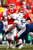 チャージャーズのショーン・メリマン（%%Shawne Merriman%%、右）からタックルを受けながらパスを出すチーフスのQBタイラー・シグペン（%%Tyler Thigpen%%）。(c)AFP/Getty Images Jamie Squire