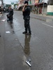イスラム武装勢力の襲撃を受けたフィリピン南部ミンダナオ（Mindanao）島の商業都市サンボアンガ（Zamboanga）では、襲撃から4日目となる12日、軍と武装勢力との激しい戦闘が始まった。

独立運動を数十年にわたって続けている反政府勢力「モロ民族解放戦線（MNLF）」のメンバー約180人は9日、ボートでサンボアンガに上陸し、市沿岸部の村を占拠。村人らを「人間の盾」として軍に対抗している。これに対しフィリピン軍は精鋭およそ200人の部隊を投入し、警察の支援を受けて包囲網を狭めている。サンボアンガでは約1万3000人が自宅から避難しているほか、政府庁舎などには厳重な警備が敷かれ、街中は閑散としている。

写真は、武装勢力とみられる人物が使っていた拳銃を眺める警官（2013年9月11日撮影）。(c)AFP/TED ALJIBE