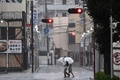 台風19号が接近する静岡県浜松市を歩く人（2019年10月12日撮影）。(c)Anne-Christine POUJOULAT / AFP