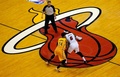 13-14NBAプレーオフ・イースタンカンファレンス決勝（7回戦制）第6戦、マイアミ・ヒート（Miami Heat）対インディアナ・ペイサーズ（Indiana Pacers）。インディアナ・ペイサーズのポール・ジョージ（Paul George）とマッチアップするマイアミ・ヒートのレブロン・ジェームズ（LeBron James、2014年5月30日撮影）。(c)AFP/Getty Images/Chris Trotman