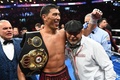 ボクシング、WBA世界ライトヘビー級タイトルマッチ。勝利を喜ぶドミトリー・ビボル（中央、2022年5月7日撮影）。(c)Patrick T. FALLON / AFP