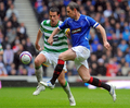 08-09スコットランド・プレミアリーグ第35節、グラスゴー・レンジャーズ（%%Glasgow Rangers%%）対セルティック（%%Celtic%%）。試合はレンジャーズが1-0で勝利し、敗れたセルティックは2位に転落した。写真はセルティックのヤン・フェネホール・オフ・ヘッセリンク（%%Jan Vennegoor of Hesselink%%、左）とボールを競るレンジャーズのデビッド・ウィア（%%David Weir%%、右）。（2009年5月9日撮影）(c)AFP/ANDREW YATES
