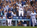 18MLB、ナ・リーグ西地区優勝決定戦、ロサンゼルス・ドジャース対コロラド・ロッキーズ。勝利を決めてフィールドに駆け込むロサンゼルス・ドジャースの（左から）ウォーカー・ビューラー、アレックス・ベルドゥーゴ、前田健太（2018年10月1日撮影）。(c)Jayne Kamin-Oncea/Getty Images/AFP