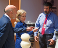 アフガニスタンの首都カブール（Kabul）で、ヒラリー・クリントン（Hillary Clinton）米国務長官（中央）に地元のバザールを案内するハミド・カルザイ（Hamid Karzai）大統領（左、2010年7月20日撮影）。(c)AFP/Paul J. RICHARDS