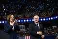 米大統領選の民主党候補、カマラ・ハリス副大統領と副大統領候補のティム・ワルツ・ミネソタ州知事。フィラデルフィアで（2024年8月6日撮影）。(c)MATTHEW HATCHER / AFP
