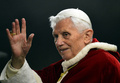 バチカンのサンピエトロ広場（St Peter&apos;s Square）で手を振るローマ法王ベネディクト16世（Benedict XVI、2012年12月29日撮影、資料写真）。(c)AFP/ALBERTO PIZZOLI