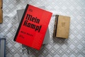 1942年発行のアドルフ・ヒトラー著「わが闘争」（右）とポーランド語訳の学術版。ワルシャワにて（2021年1月15日撮影）。(c)Wojtek RADWANSKI / AFP