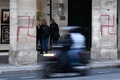 フランス・パリのリボリ通りで、柱に描かれたかぎ十字（2020年10月11日撮影）。(c)STEPHANE DE SAKUTIN / AFP