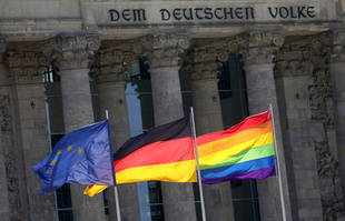 ドイツ、性別変更を簡易化 新法施行