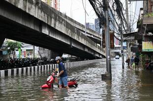 タイ首都バンコク洪水、5万世帯超に被害 4900人近く避難