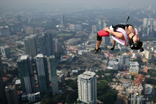 300メートルのタワーからジャンプ！ 見ている方もドキドキ マレーシア