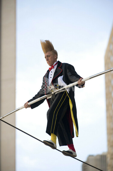 サーカス団員、リンカーン・センターで綱渡りに大成功 写真12枚 国際ニュース：AFPBB News