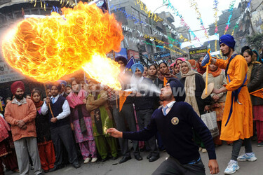 インドの火吹き男、シーク教教祖の生誕祭 写真3枚 国際ニュース：AFPBB
