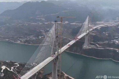 中国中部で世界最大スパンの橋が無事に接合 写真1枚 国際ニュース