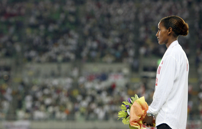 女子1500メートルのメダル授与式が行われる