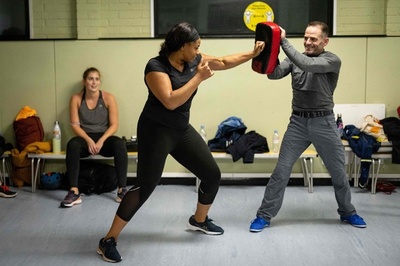 英ロンドンで護身術学ぶ女性急増 相次ぐ殺人事件で