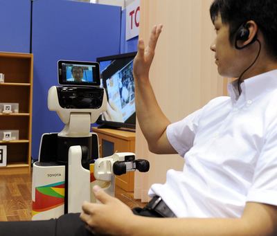 拾ったり運んだりお手伝いします、トヨタの「介助犬」ロボット