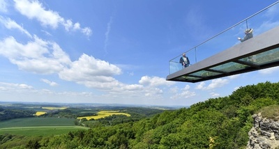 高所恐怖症でもこの絶景は眺めたい？ 山に「スカイウォーク」 独