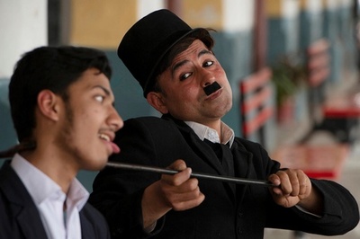 悲しみ隠し、みんなに幸せを パキスタン路上のチャップリン