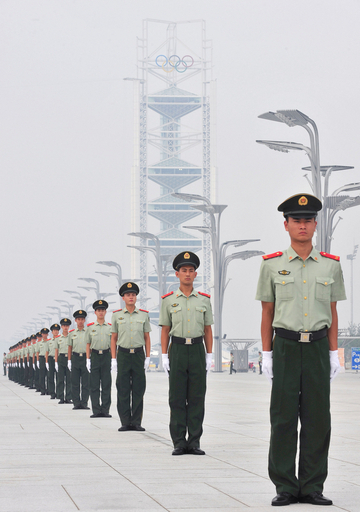 五輪まであと2日、相変わらずスモッグの北京