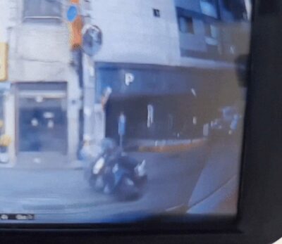 バイクが勝手に転倒、「接触ゼロ」止まっていた車が“加害者扱い”…韓国で波紋