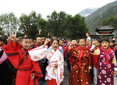 四川省九寨溝で新学期　震災後初めての授業　