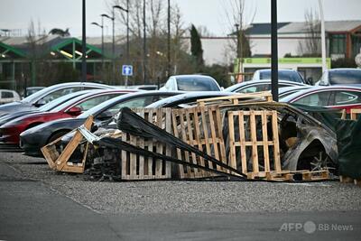 テスラ販売店で車両12台炎上、放火の疑い 仏南部