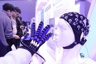 「意識」でドローン操作 中国の脳機能インターフェースに新たな突破