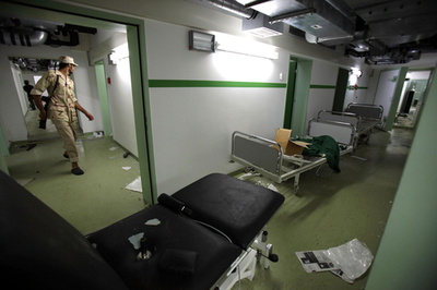 ジェームズ・ボンド並、カダフィ大佐息子の巨大地下壕