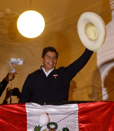 ペルー大統領選、カスティジョ氏が勝利宣言 フジモリ氏は20万票の無効主張