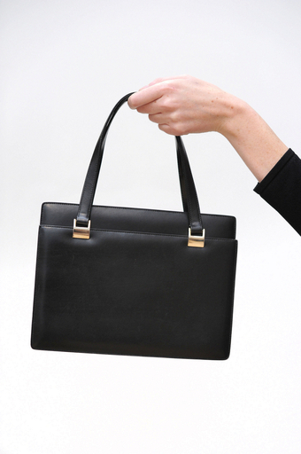 サッチャー元首相のハンドバッグ、325万円で落札 英国