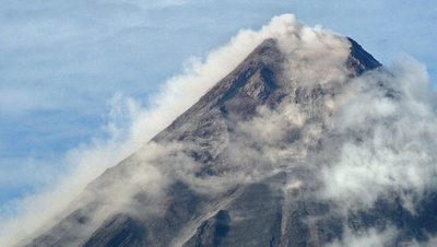 フィリピン・マヨン山、火山活動活発化で周辺住民に避難命令