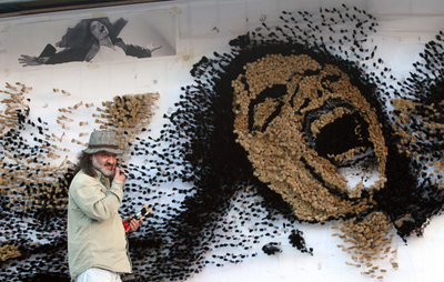 絵筆25万本の「マイケル」モザイクでギネスに挑戦、アルバニア