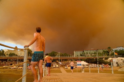 トルコ南部のリゾート近郊で山火事、4人死亡