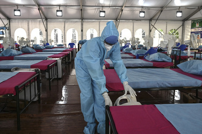 インドのコロナ死者数、当局発表の最大10倍 推計