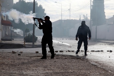 ジャーナリストが焼身自殺、治安部隊とデモ隊が衝突 チュニジア